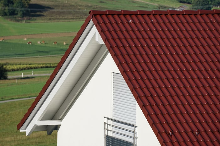 Újjászületik a tető, megszűnik a beázás, a moha...